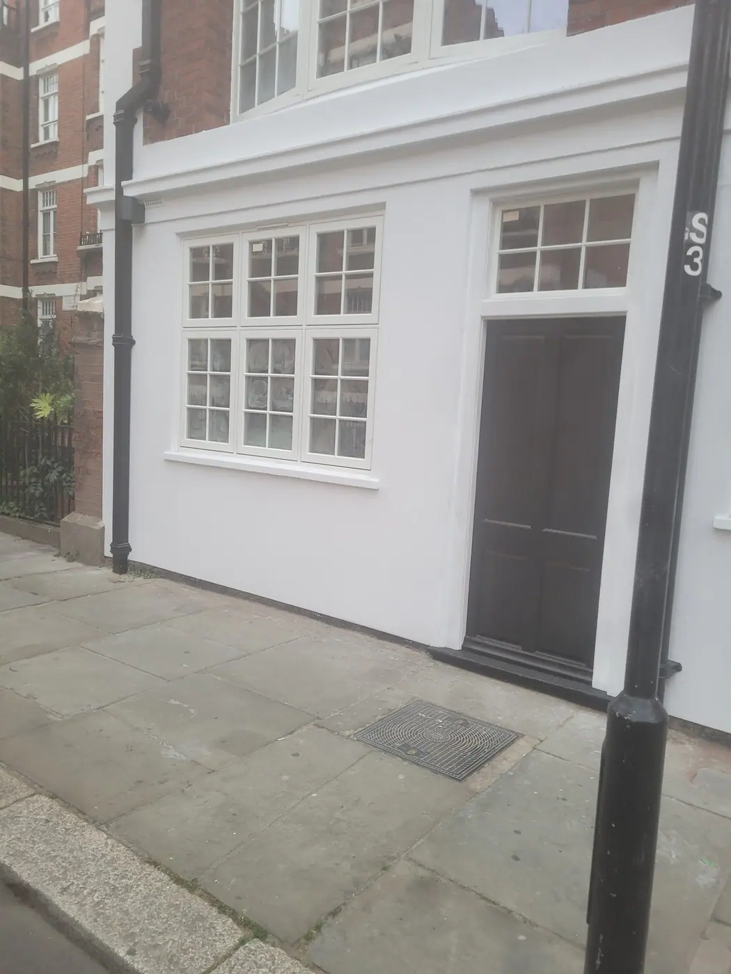 A mews front finished in sand and cement render, Bond Street